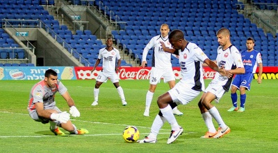 אריק ינקו בדרכו לכדור (משה חרמון)