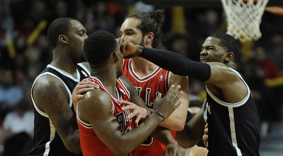 ג´ונסון שולח אצבע לעינו של באטלר (רויטרס)