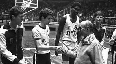 ברקוביץ´ (מימין) עם משה דיין (יעקב סער, לע&qout;מ) (ONE) ברקוביץ´ (מימין) עם משה דיין (יעקב סער, לע&qout;מ) (ONE)