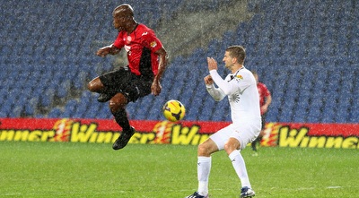 נוואקמה מרחף, אלקיים משגיח. עדיין רחוקים (שי לוי)