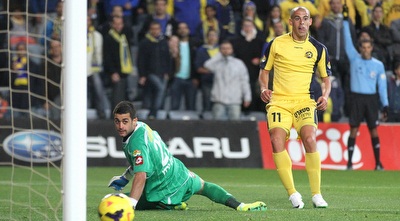 בן חיים צופה בכדור יוצא החוצה (רדאד ג´בארה) בן חיים צופה בכדור יוצא החוצה (רדאד ג´בארה)