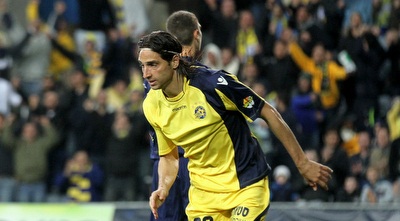 וחוגג את שער הבכורה בצהוב (רדאד ג´בארה) וחוגג את שער הבכורה בצהוב (רדאד ג´בארה)