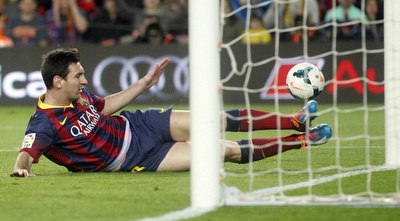 מסי מנסה לדחוק את הכדור פנימה (רויטרס) מסי מנסה לדחוק את הכדור פנימה (רויטרס)