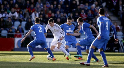 גארת´ בייל מוקף בשחקני חטאפה (רויטרס) גארת´ בייל מוקף בשחקני חטאפה (רויטרס)