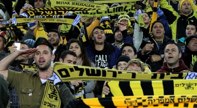 אוהדי בית&qout;ר. המאמן הירושלמי לא חסך בפרגונים (רדאד ג´בארה)