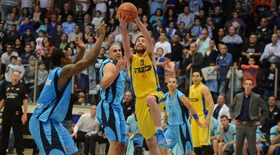 יוגב אוחיון עולה לסל (יאיר שגיא,ynet ספורט) יוגב אוחיון עולה לסל (יאיר שגיא,ynet ספורט)