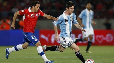 צ´אבי הצ´ילאני מול שחקן אלמוני. נכנס לנבחרת מהדלת האחורית 