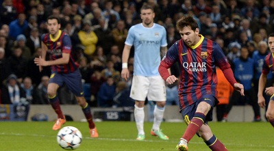 ליאו מסי כובש מהנקודה הלבנה (רויטרס)