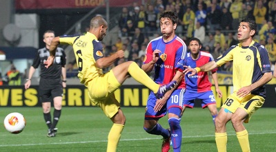 מתיאס דלגאדו מקבל מתנה מאלברמן (רדאד ג´בארה)