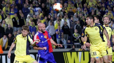 ייני במאבק על הכדור. יציב כהרגלו (יניב גונן)