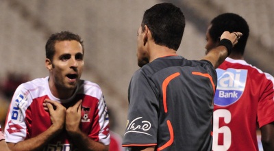 שחקני סכנין מתווכחים עם שי שטרית (אלעד ירקון)