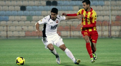 עדי נמני שומר על הכדור מול דין דוד (יניב גונן)