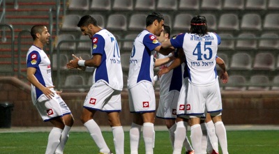 שחקני מכבי פ&qout;ת חוגגים (חגי ניזרי)