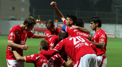 שחקני הפועל ב&qout;ש חוגגים (שי לוי) שחקני הפועל ב&qout;ש חוגגים (שי לוי)