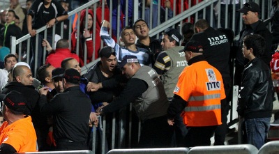 אוהדי סכנין מוחים נגד המאמן וההנהלה (חגי ניזרי) אוהדי סכנין מוחים נגד המאמן וההנהלה (חגי ניזרי)