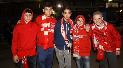 אוהדי הפועל ת&qout;א. הגיעו לקריית אליעזר (עמית מצפה)