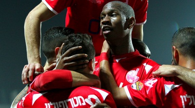 גליינור פלט חוגג עם חבריו (שי לוי) גליינור פלט חוגג עם חבריו (שי לוי)