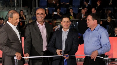 רוביק דנילוביץ&acute; חונף את ההיכך (חגי ניזרי)