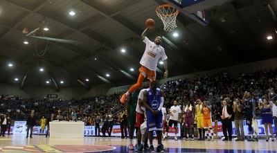 טיילור האניקט. ביצע דאנק מעל חמישה שחקנים  (חגי ניזרי)