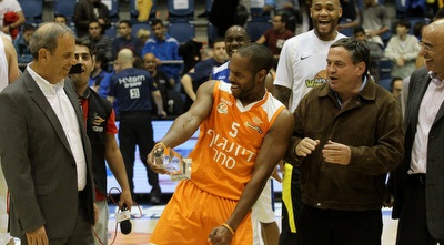 פרסטון נואלס זוכה ב-MVP (חגי ניזרי)