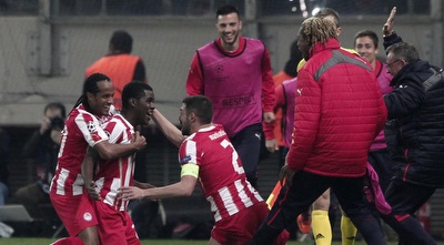 קמפבל וחבריו חוגגים מול יונייטד (רויטרס)