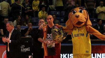 קרלוס ארויו מקבל זר פרחים משמעון מזרחי (חגי ניזרי)