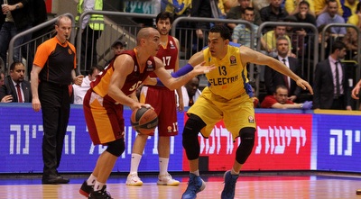 דיוויד בלו שומר על קרלוס ארויו (חגי ניזרי)