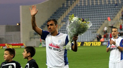 פדרו גלבאן מקבל פרחים (חגי ניזרי)