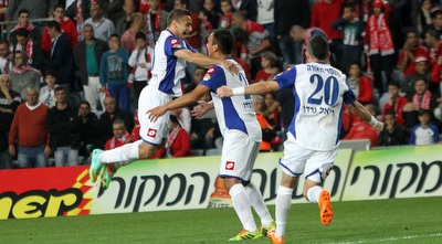 פדרו גלבאן חוגג עם חבריו (חגי ניזרי)