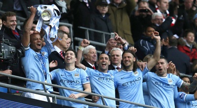 קומפאני מניף את הגביע (רויטרס)