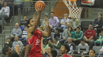 קרלון בראון עולה לסל (עמית מצפה)