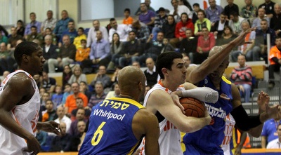 ג´ייק כהן מתחת לסל (חגי ניזרי) ג´ייק כהן מתחת לסל (חגי ניזרי)