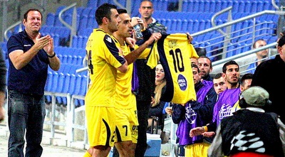 זהבי חוגג עם החולצה של יצחקי. אוהדי מכבי מתגעגעים (משה חרמון)