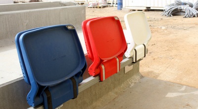 הכיסאות שיותקנו באולם: אדום, לבן, כחול (חגי ניזרי)