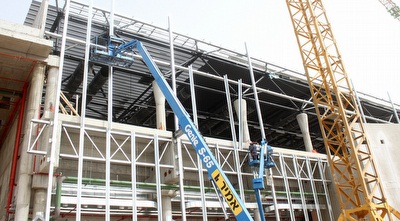 קיר המסכים בכניסה לאולם (חגי ניזרי)