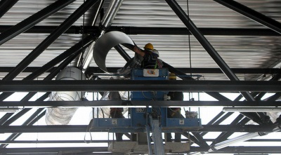 התקנת מערכות מיזוג וחשמל בגג ההיכל (חגי ניזרי)