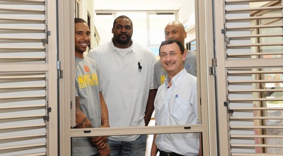 שחקני מכבי ת&qout;א במפעל של קליל (מורג ביטן) (ONE) שחקני מכבי ת&qout;א במפעל של קליל (מורג ביטן) (ONE)