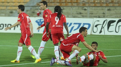 שחקני הפועל חיפה חוגגים (עמית מצפה)