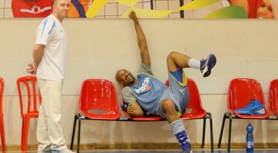 דווין סמית´ מוצא זמן לצחוק (משה חרמון)