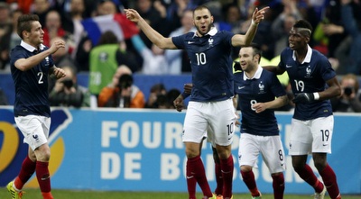 בנזמה חוגג עם חבריו (רויטרס)