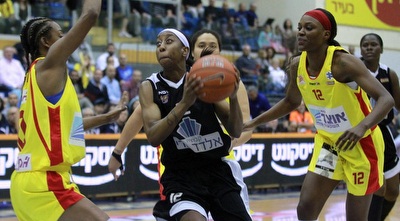 אליסון הייטאוור עולה לסל (רדאד ג´בארה)