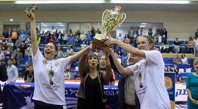 רמלה מניפות את הגביע (רדאד ג´בארה)