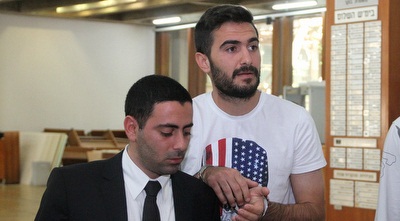 מאיר גבאי אזוק בידיו (רדאד ג&acute;בארה)