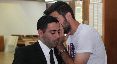 מאיר גבאי אזוק בידיו (רדאד ג&acute;בארה)