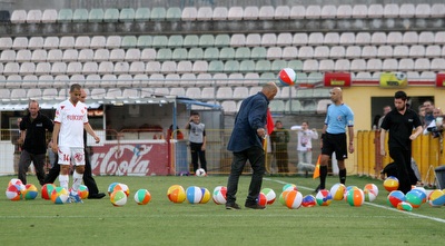 אוהדי אשדוד זורקים כדורי ים (חגי ניזרי) אוהדי אשדוד זורקים כדורי ים (חגי ניזרי)