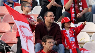 אוהדי הפועל ת&qout;א. רוצים להבטיח פלייאוף עליון (חגי ניזרי) אוהדי הפועל ת&qout;א. רוצים להבטיח פלייאוף עליון (חגי ניזרי)