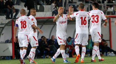 שחקני הפועל ת&qout;א חוגגים (חגי ניזרי) שחקני הפועל ת&qout;א חוגגים (חגי ניזרי)