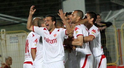 שחקני הפועל ת&qout;א חוגגים. איזה משחק! (חגי ניזרי) שחקני הפועל ת&qout;א חוגגים. איזה משחק! (חגי ניזרי)