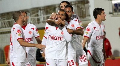 שחקני הפועל ת&qout;א. יעזרו לדמארי לנצח את זהבי (חגי ניזרי)