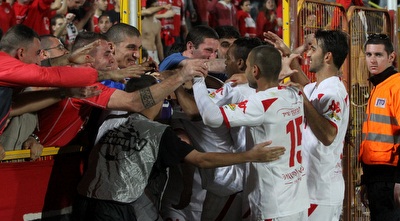 שחקני הפועל חוגגים (חגי ניזרי) שחקני הפועל חוגגים (חגי ניזרי)